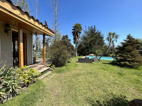 a house with a yard with a swimming pool at Casa Foresta - BBQ Cocina Piscina Mascota Wifi in Melipilla
