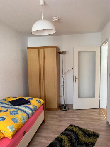 a bedroom with a bed and a closet and a door at Premium Handwerker- & Monteurzimmer mit Gemeinschaftsbad in Rosenfeld