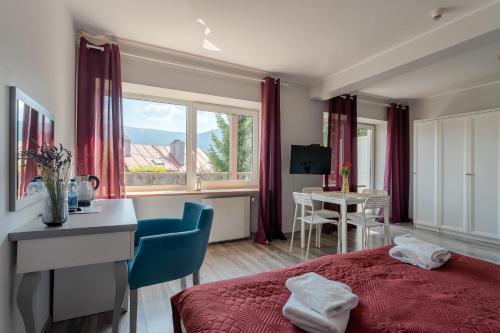 sypialnia z łóżkiem, stołem i oknem w obiekcie Willa Sonata - w otoczeniu natury z widokiem na góry w Szklarskiej Porębie