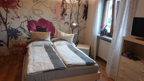 Un dormitorio con una cama con almohadas. en Ferienwohnung Tegernheim, en Tegernheim
