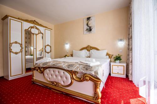 - une chambre avec un grand lit blanc et un miroir dans l'établissement Artemis Villa, à Poiana Brasov