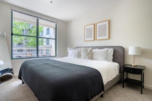 Ένα ή περισσότερα κρεβάτια σε δωμάτιο στο South Beach 2br w pool tennis spa SFO-1400