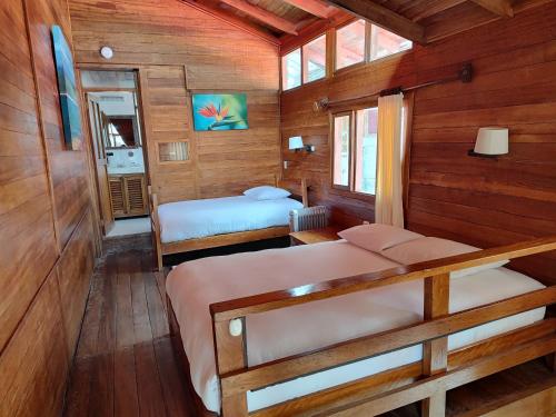 Кровать или кровати в номере Tree House Lodge