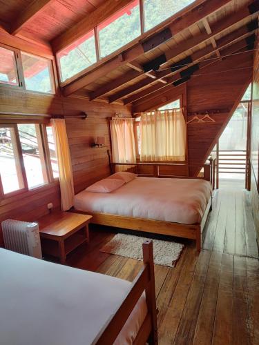 Кровать или кровати в номере Tree House Lodge