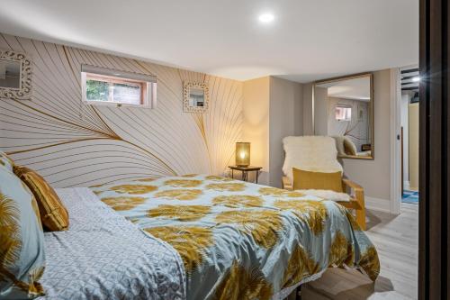1 dormitorio con 1 cama grande y 1 silla en Serene Cottage within 15 minutes of Skiing and Beach!, en Collingwood
