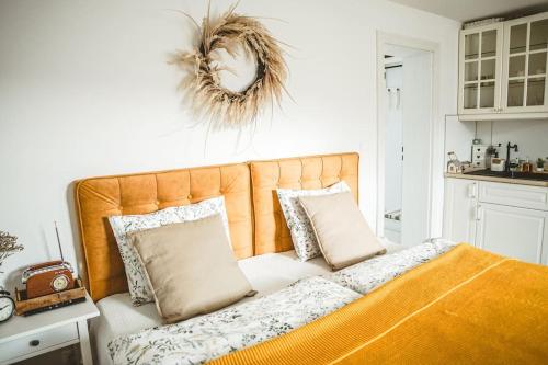 ein Schlafzimmer mit einem Bett mit Kissen und einem Bereich an der Wand in der Unterkunft Byt pod ateliérom 