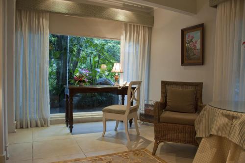 a living room with a desk and a window at Hotel Panamonte in Boquete