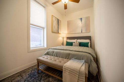 1 dormitorio con 1 cama y ventilador de techo en Getaway in the Heart of Pilsen Chicago en Chicago