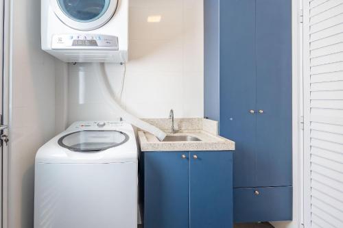a small bathroom with a sink and a washing machine at Exclusivo Apartamento com Vista Mar e Saída Direta para Praia in Bombinhas