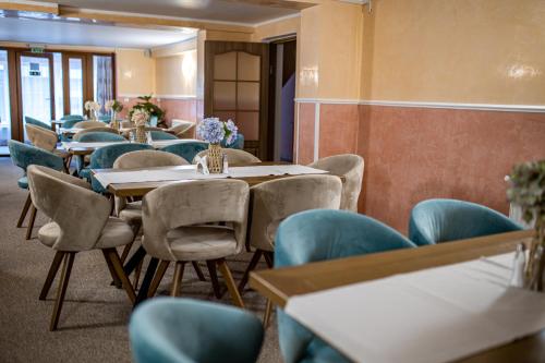 eine Reihe von Tischen und Stühlen in einem Raum in der Unterkunft Artemis Villa in Poiana Brașov