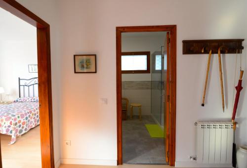 Habitación con una puerta que conduce a un dormitorio en Apartamento Ilse, en L'Estartit