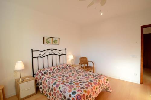 1 dormitorio con 1 cama, 1 mesa y 1 silla en Apartamento Ilse, en L'Estartit