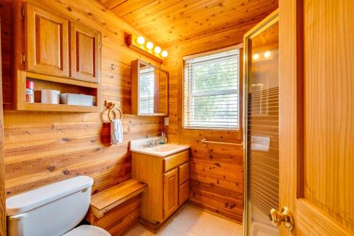 ein Bad mit einem WC und einem Waschbecken in der Unterkunft Lakefront Wisconsin Escape with Boat Dock and Kayaks! in Oconomowoc