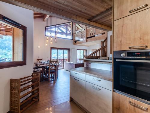 Il comprend une cuisine et une salle à manger avec une table à manger. dans l'établissement Appartement duplex rénové avec cheminée, terrasse et parking - 4 chambres - FR-1-754-19, à Morzine