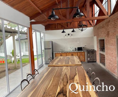 una gran mesa de madera en una cocina con ventanas en Bungalows Bella Vista en Federación