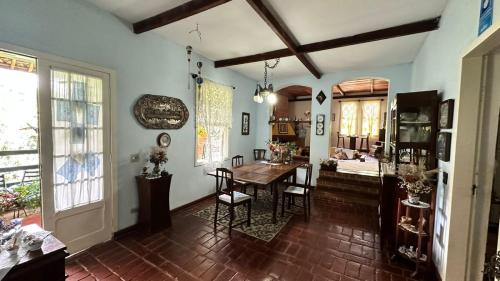 uma sala de estar com uma mesa e uma sala de jantar em Refúgio Pasárgada Guest House em Mairiporã