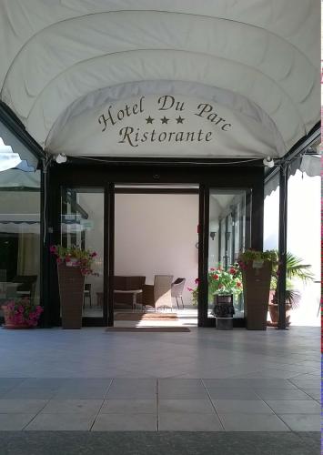a building with a sign that reads hotel di pierrerine at Hotel Du Parc in Atri