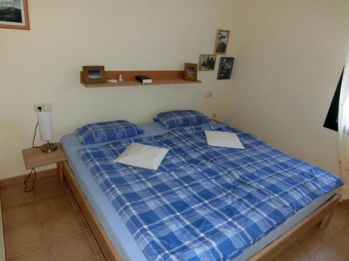 un letto blu con due cuscini in una camera da letto di Casa Volcan a Corralejo