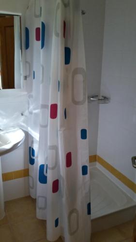 bagno con tenda doccia, lavandino e vasca di Casa Volcan a Corralejo