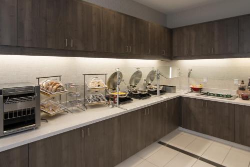 Una cocina o kitchenette en Residence Inn Charlotte Concord