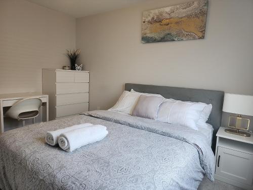 una camera da letto con un letto e due asciugamani di Dorothy's Deluxe room a Ottawa