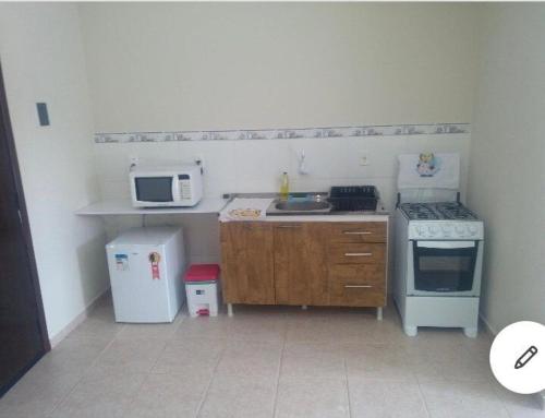 Il comprend une petite cuisine équipée d'une cuisinière et d'un four micro-ondes. dans l'établissement RCM Vilas - STUDIO n 06, à Joinville