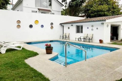 una piscina en el patio trasero de una casa en Piscina y Playa en un entorno único, Rías Baixas, en Nigrán