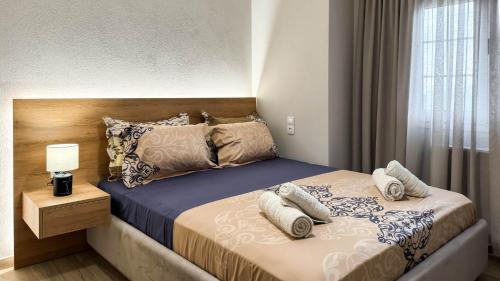 um quarto com uma cama com almofadas em V&P House Meteora em Kalabaka