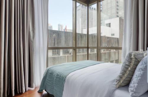 新加坡的住宿－Breathtaking 1BR apartment in Singapore!，一间卧室设有一张床和一个大窗户