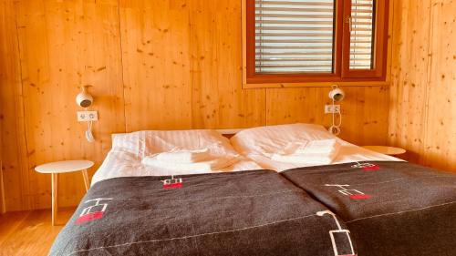 1 dormitorio con 1 cama en una habitación de madera en Blickfang Tirol, en Innsbruck