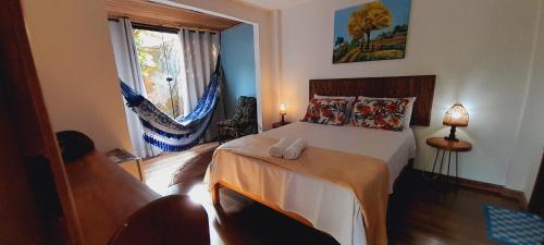 1 dormitorio con cama y ventana en Pousada Guaiamum, en Itacaré