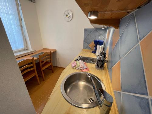 - une cuisine avec un évier et un comptoir dans l'établissement Ferienwohnungen Haus zur Linde, à Cochem