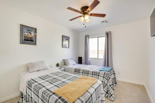 1 Schlafzimmer mit 2 Betten und einem Deckenventilator in der Unterkunft Pet-Friendly Phoenix Home with Fenced Backyard! in Phoenix