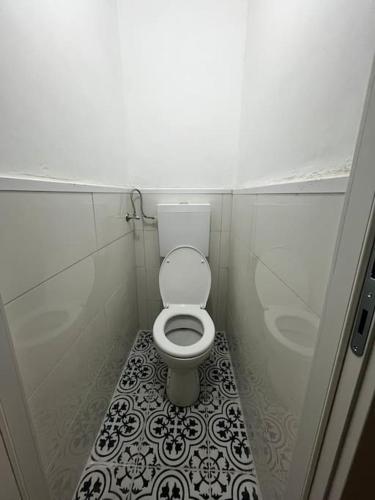 a small bathroom with a toilet in a stall at דירת הנופש שלכם in Qiryat Shemona