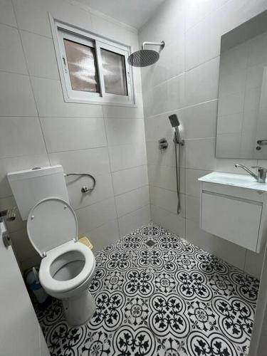 דירת הנופש שלכם في كريات شمونة: حمام مع مرحاض ومغسلة