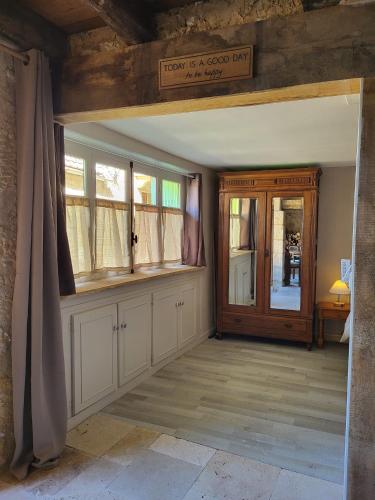 une chambre dotée de fenêtres et d'un panneau indiquant que la trahison est une bonne loi dans l'établissement Airbnb: Vieilles Pierres et Rivière en Périgord, à Couze-et-Saint-Front