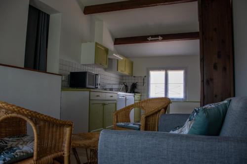 - une cuisine avec un canapé et des chaises dans la chambre dans l'établissement Au pied de la Sainte Baume, à Plan dʼAups
