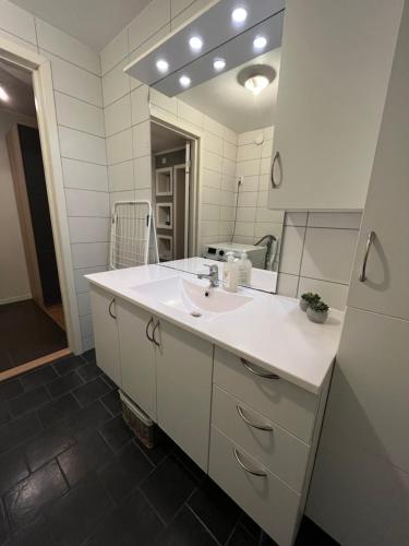 a bathroom with a sink and a mirror at Lykkebo in Tromsø