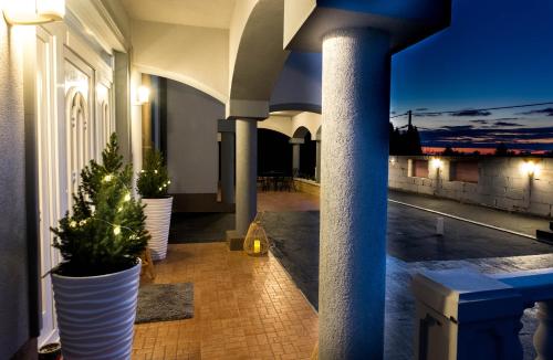 un balcone con piante in vaso su un edificio di notte di Vila24 Levice a Levice