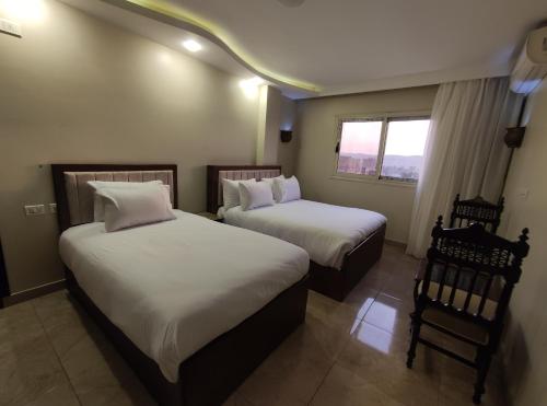 Ένα ή περισσότερα κρεβάτια σε δωμάτιο στο Diamond Pyramids View Apartment