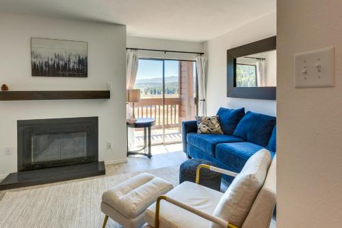 Posezení v ubytování Angel Fire Condo with Balcony and Mountain Views!