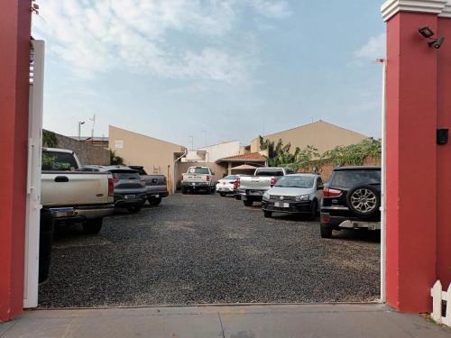 un montón de autos estacionados en un estacionamiento en Hotel Rosa Viva, en Barretos