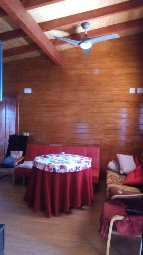 una habitación con una mesa en el medio de una habitación en casa vacacional, en Ledaña