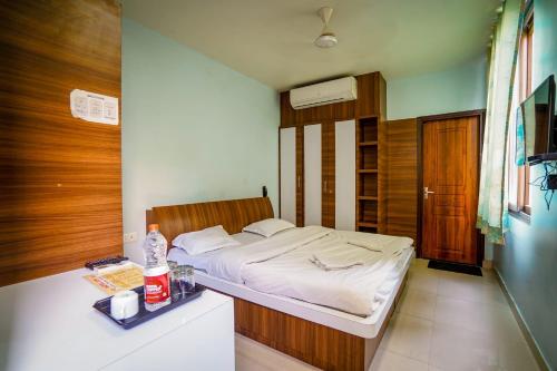 um pequeno quarto com uma cama e um balcão em HOTEL ATHITI INN JAIPUR em Jaipur