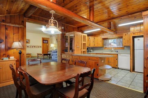 eine Küche und ein Esszimmer mit einem Holztisch und Stühlen in der Unterkunft Vista Court Cabins & Lodge in Buena Vista