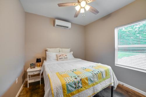 1 dormitorio con 1 cama y ventilador de techo en Pet-Friendly Murray Vacation Rental with Grill!, en Murray