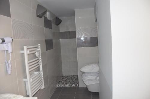 Ένα μπάνιο στο Chambre D'hôtes Et Spa