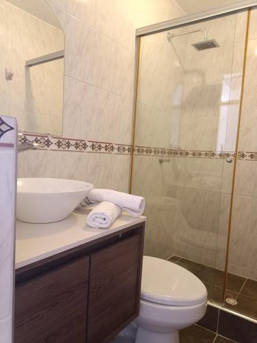 a bathroom with a sink and a toilet and a shower at Apartamento Campestre in Fusagasuga