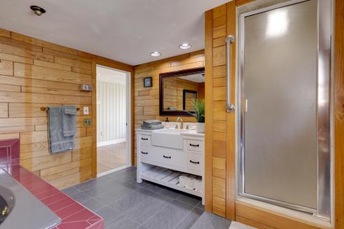 uma casa de banho com um chuveiro e um lavatório. em Waterfront Barrington Estate with Hot Tub! em Barrington