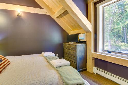 een kleine slaapkamer met een bed en een raam bij Cozy Camden Cottage with Fire Pit and Trail Access in Camden